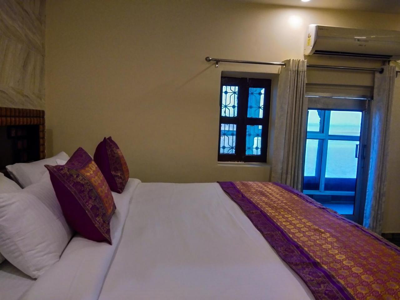 Dwivedi Hotels Palace On Steps Varanasi Exterior photo