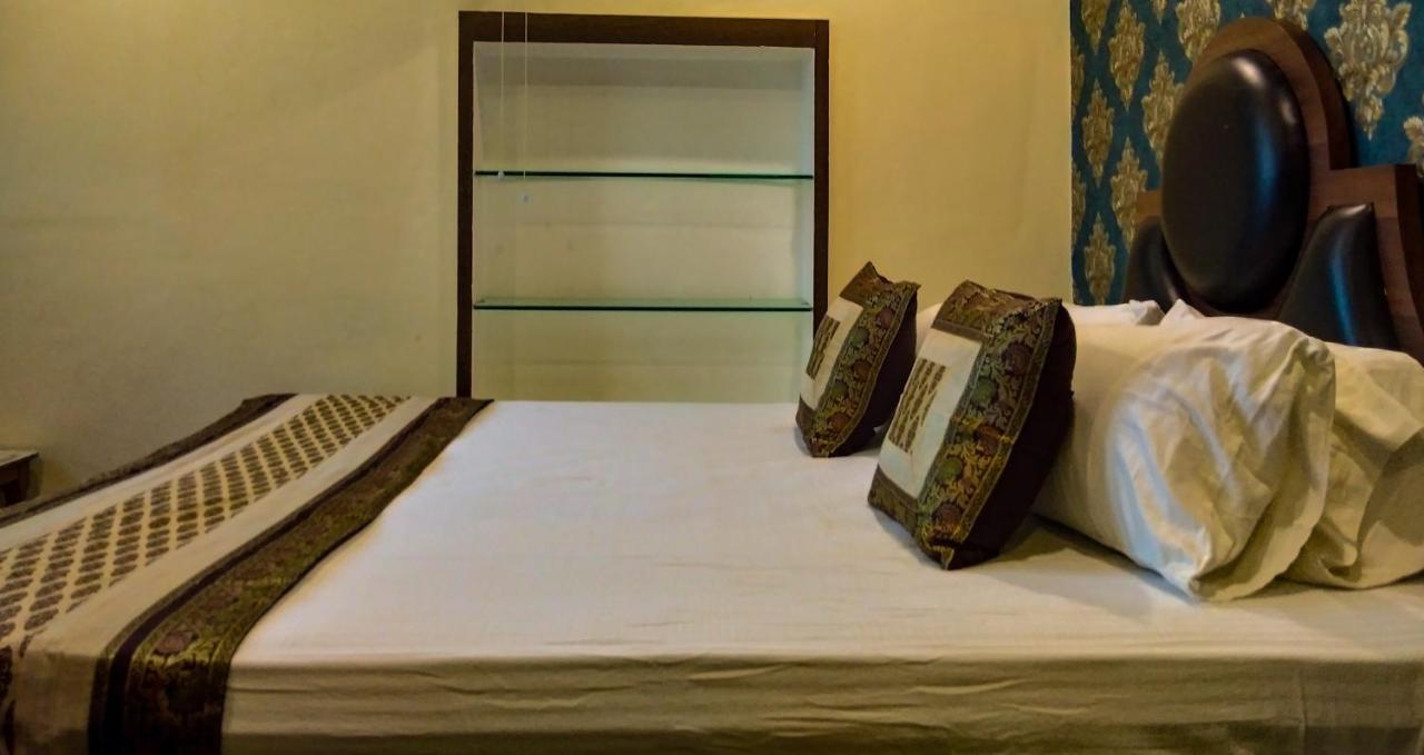 Dwivedi Hotels Palace On Steps Varanasi Exterior photo