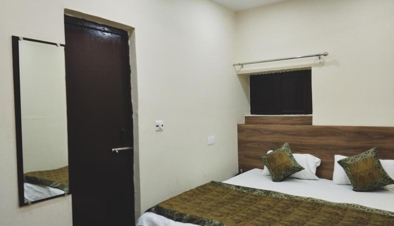 Dwivedi Hotels Palace On Steps Varanasi Exterior photo