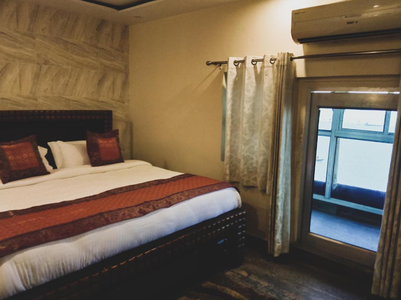 Dwivedi Hotels Palace On Steps Varanasi Exterior photo