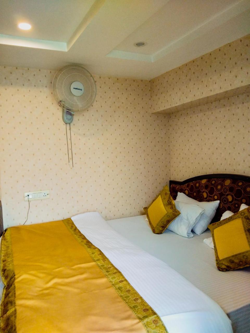 Dwivedi Hotels Palace On Steps Varanasi Exterior photo