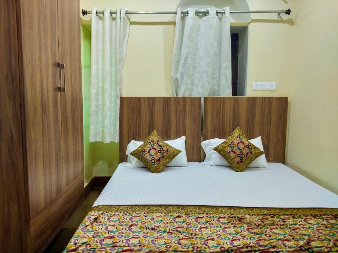 Dwivedi Hotels Palace On Steps Varanasi Exterior photo