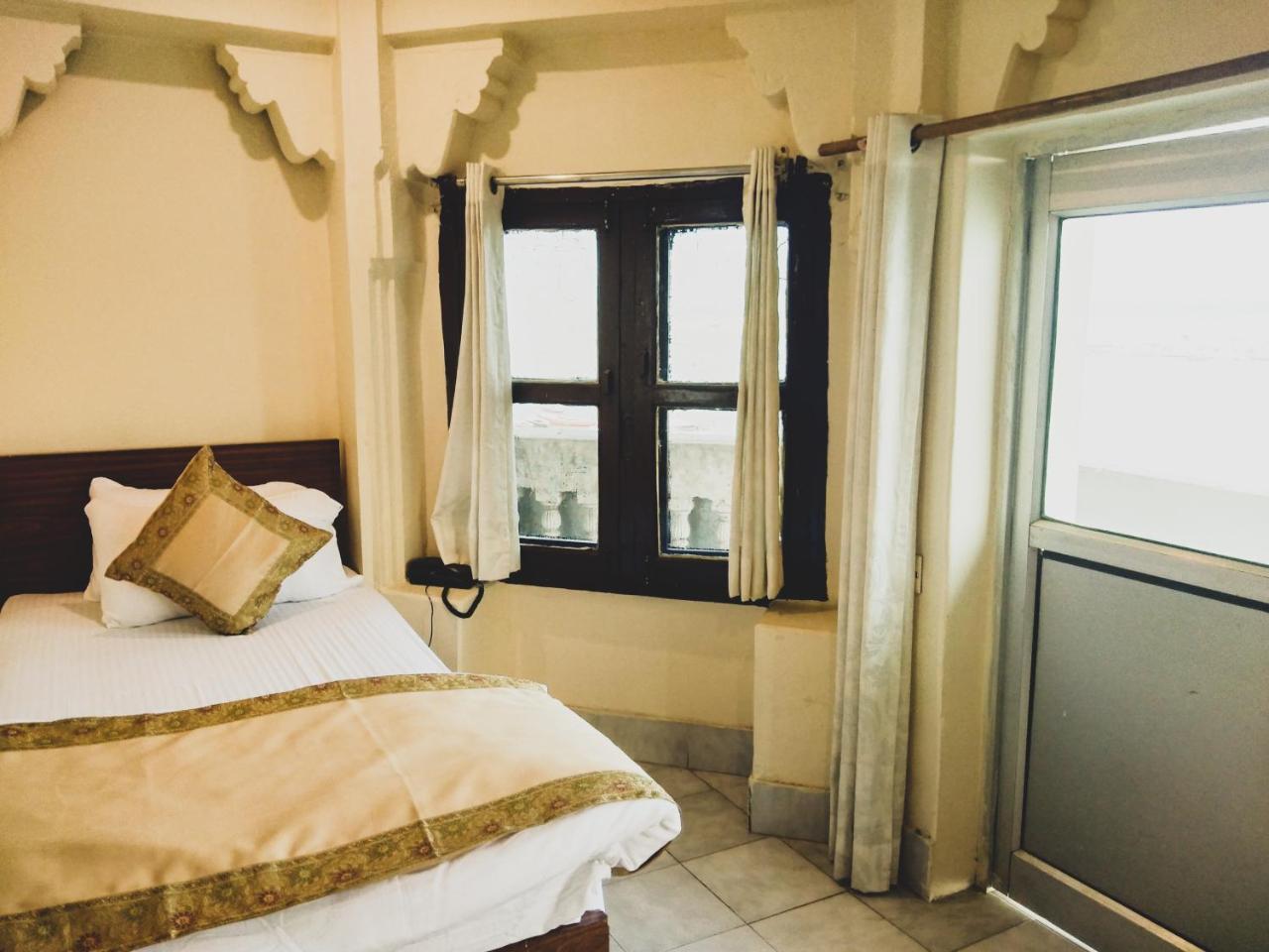 Dwivedi Hotels Palace On Steps Varanasi Exterior photo