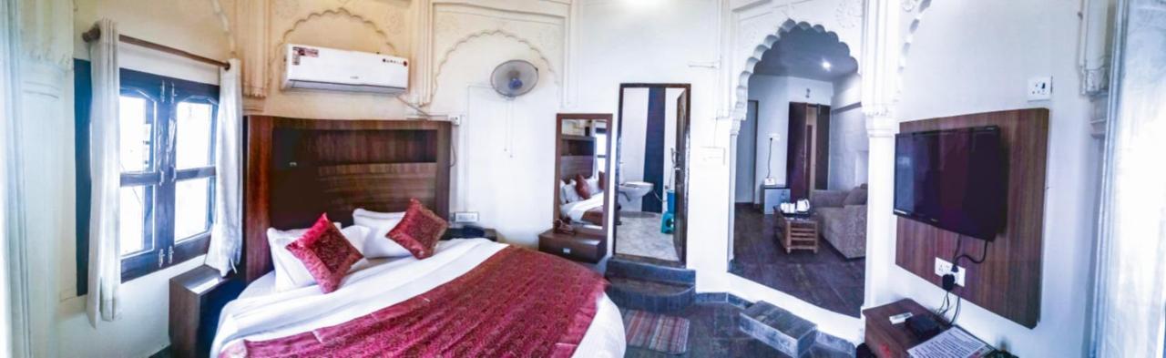 Dwivedi Hotels Palace On Steps Varanasi Exterior photo